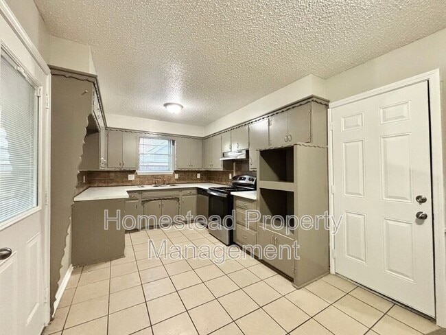 Building Photo - 6313 S Robinson Dr