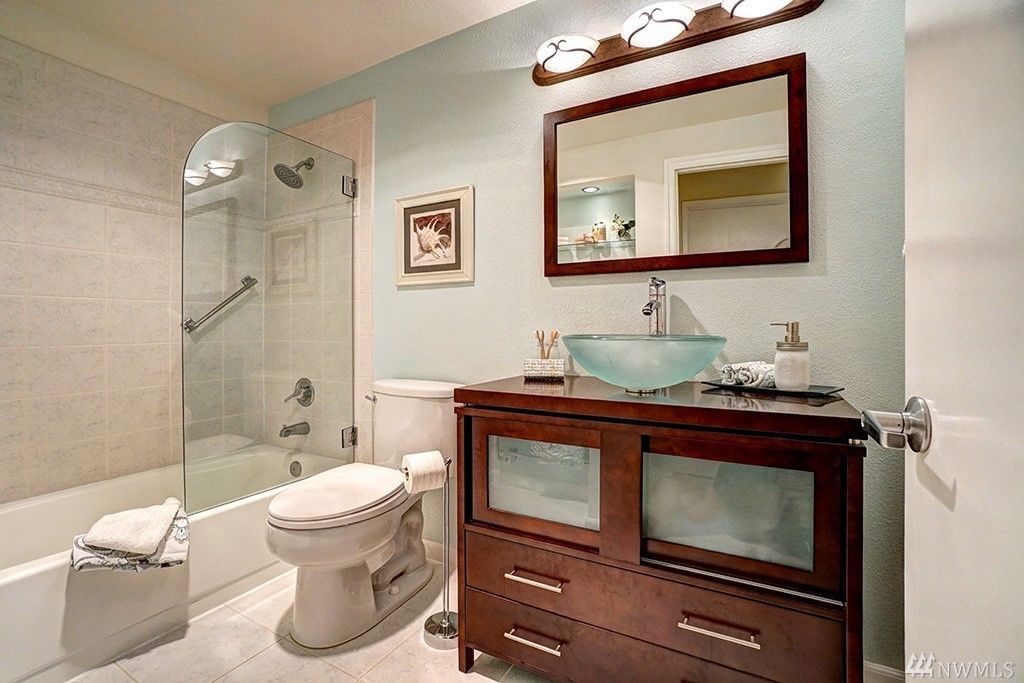 Second bathroom - 16929 Inglewood Rd NE