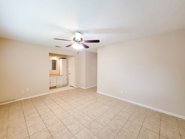 Building Photo - RECENTLY REMODELED 4 BEDROOM 2 BATH HOME I...