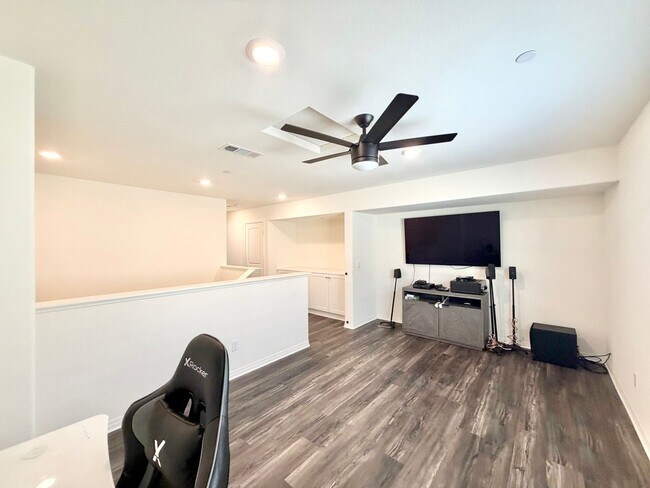 Building Photo - Spacious Heritage Lake Home with Solar & Main-Level Primary Suite