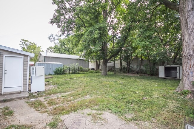 Building Photo - Update 1 bedroom Home with Fenced in Yard