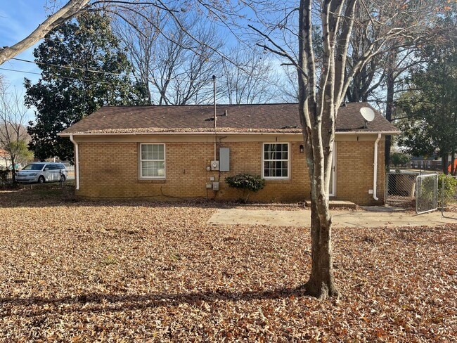 Building Photo - Charming Three Bedroom Home in Beacon Hills!