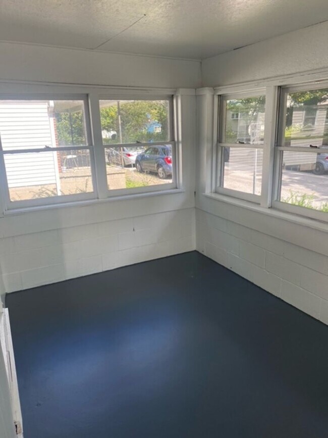 Building Photo - Available August!  4/5BR, 2BA Campus and B...