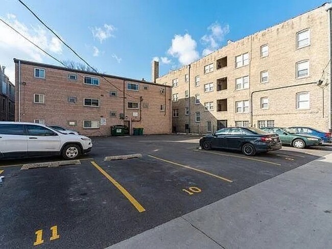 Building Photo - Charming 2BR Condo in Oak Park