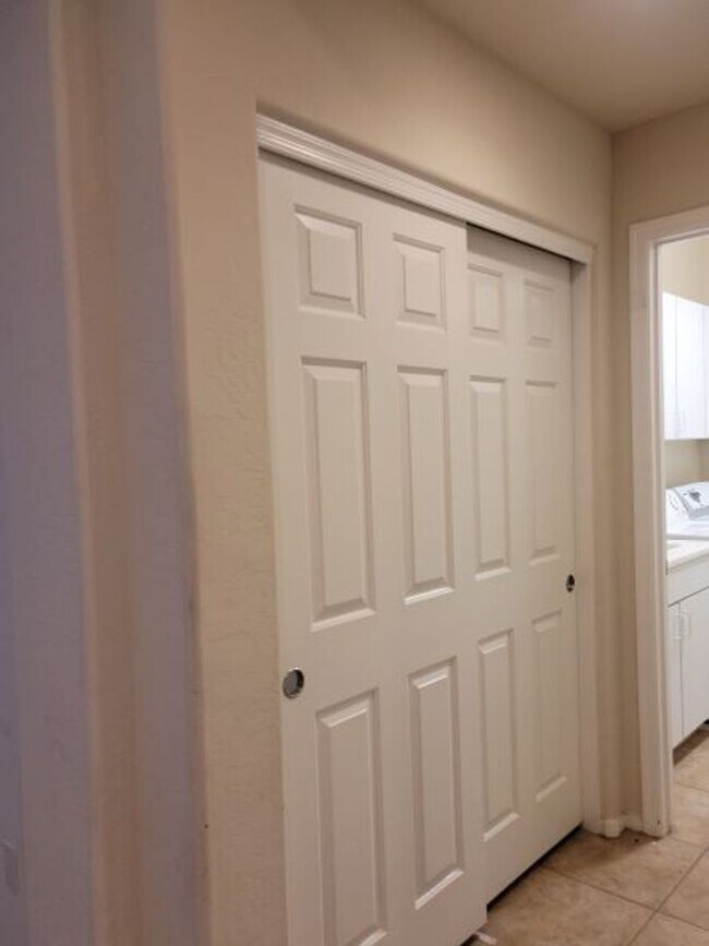 Building Photo - Single story with lots of tile in living a...