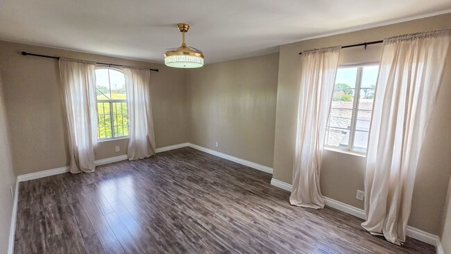 Building Photo - 5 Bed 3 Bath House Available Now!
