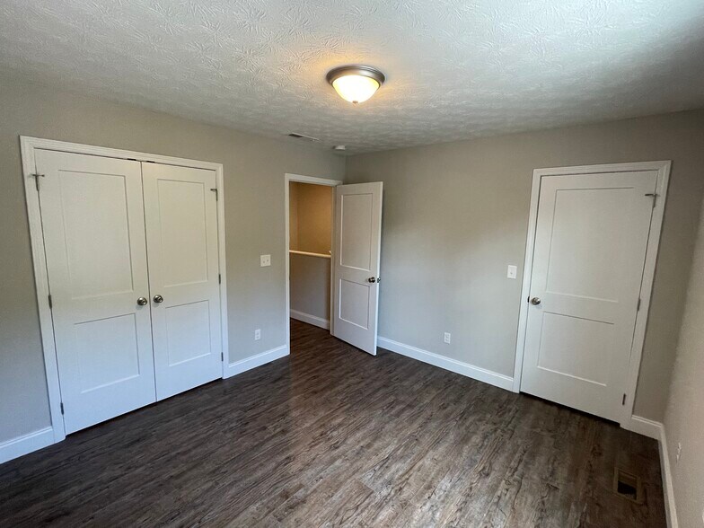 Building Photo - 1011 W 5th St