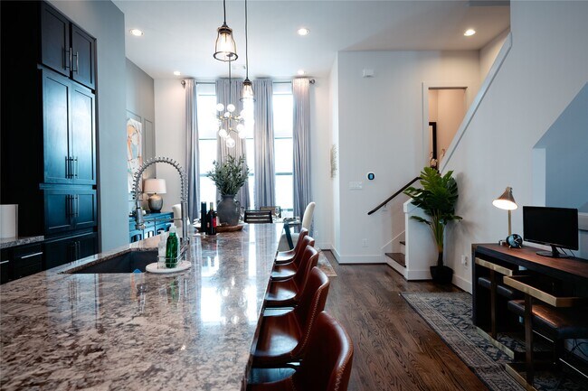 Primary Photo - 2826 Clay St