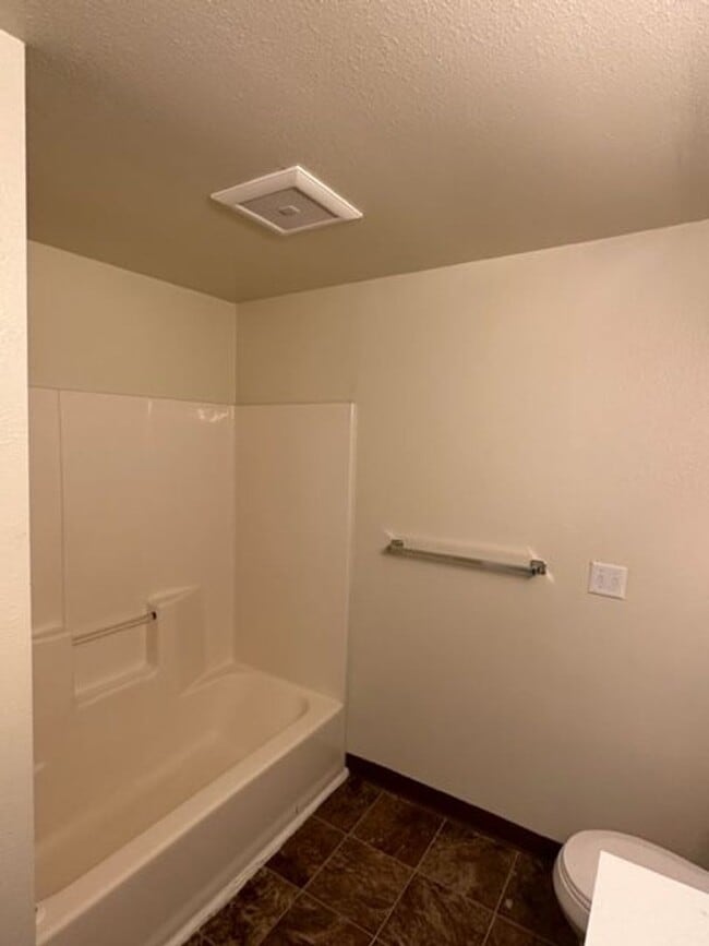 Building Photo - Rent Special: 1/2 Off April's Rent!! 2 Bedroom 1 Bath Unit NE Salem!