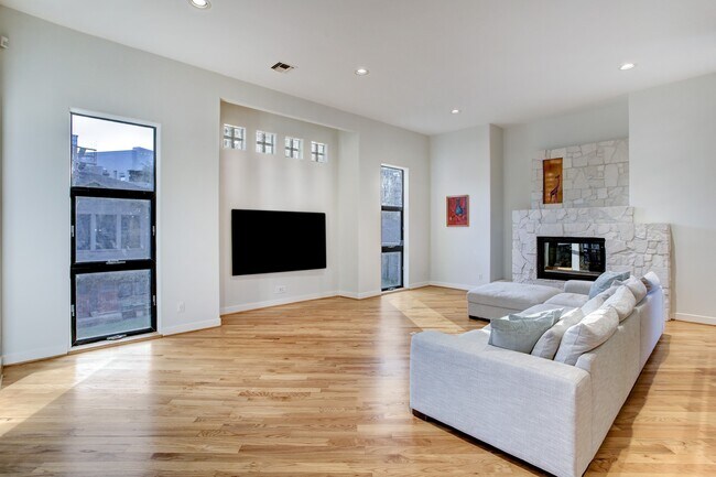 Building Photo - 5002 Milam St