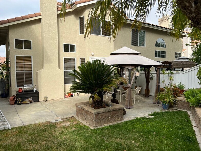 Building Photo - 9 Nutcracker Ln