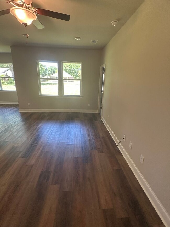 Building Photo - AVAILABLE NOW!