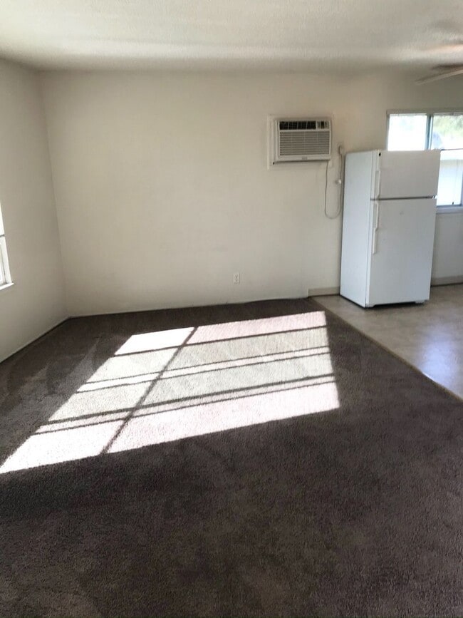 Building Photo - Convenient 2x1 with Parking- dog friendly!