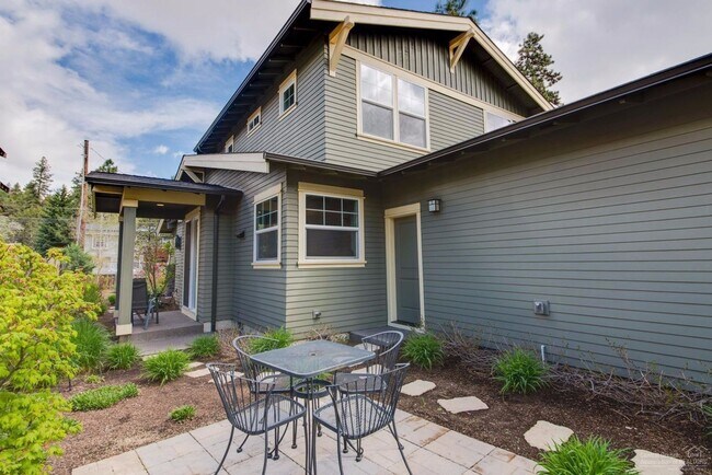 Building Photo - Darling Home Located in the Heart of NW Bend!