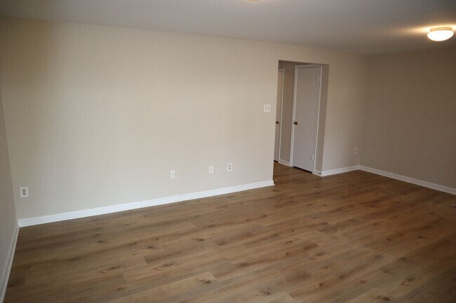 Building Photo - Charming Townhome Nestled in a Private Cul...