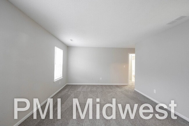 Building Photo - "Charming 4-Bed Family Home with Spacious Layout in Indianapolis!"