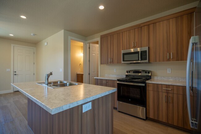Building Photo - Newer Townhome Near Utah Tech