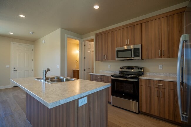 Building Photo - Newer Townhome Next to Utah Tech