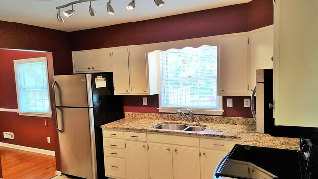 Building Photo - Great, 3 Bedrooms, 1.5 Baths, Brick Ranch ...