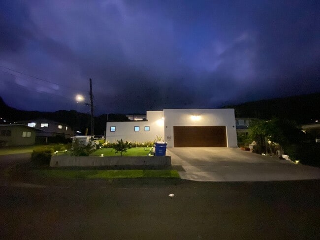 Building Photo - Manoa 5 Bedroom, 3.5 Bathroom, 2-Car Garag...