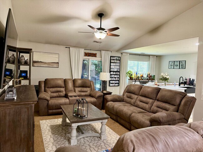 Building Photo - Wonderful 3 bed , 2 bath in Sunnyside Area