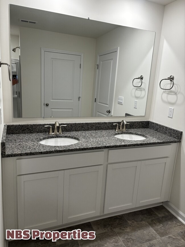Building Photo - 935 Utopia Ln