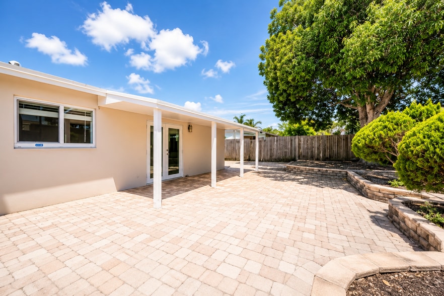 Building Photo - 2100 N Seacrest Blvd