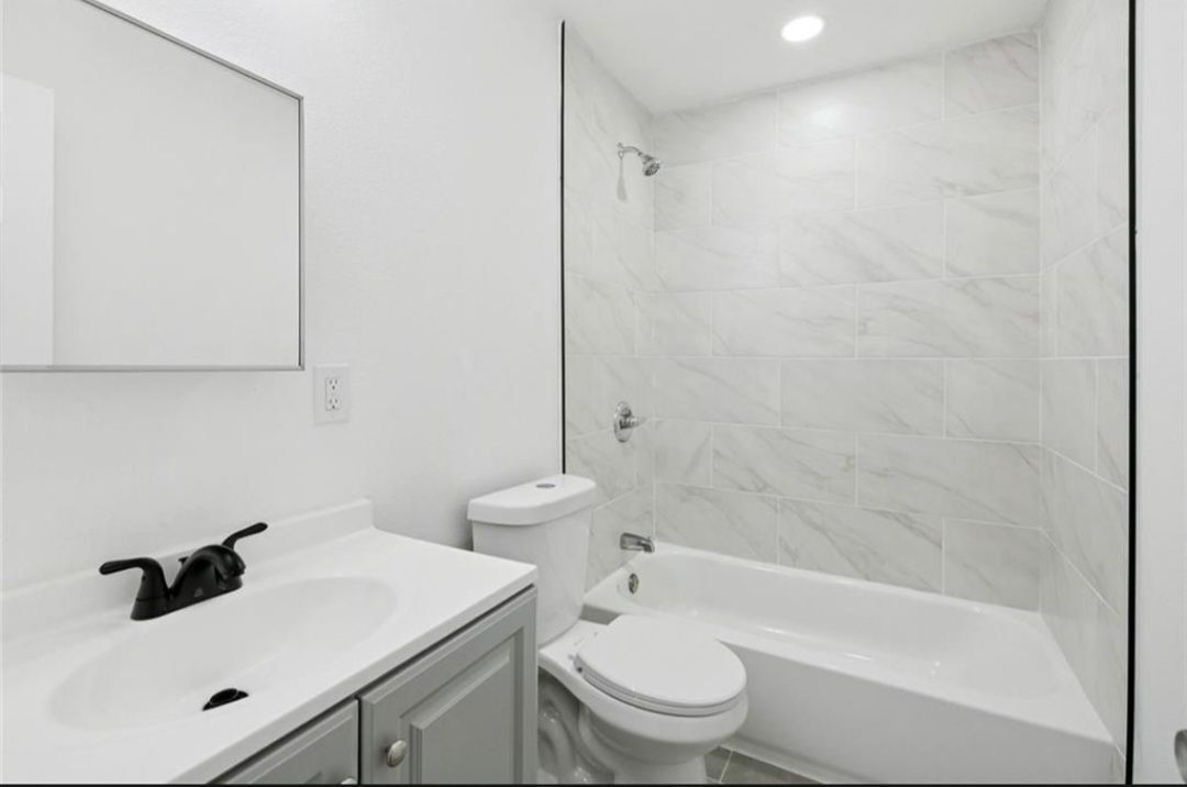 Building Photo - 2427 Octavia Dr