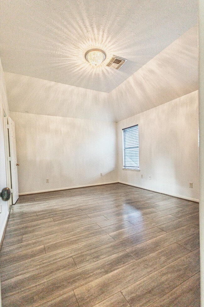 Building Photo - 19334 Strathmore Pl Ln