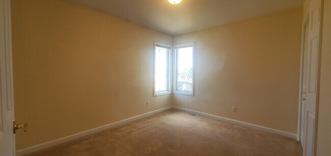 Building Photo - Large 5 bedroom home in Briarwood