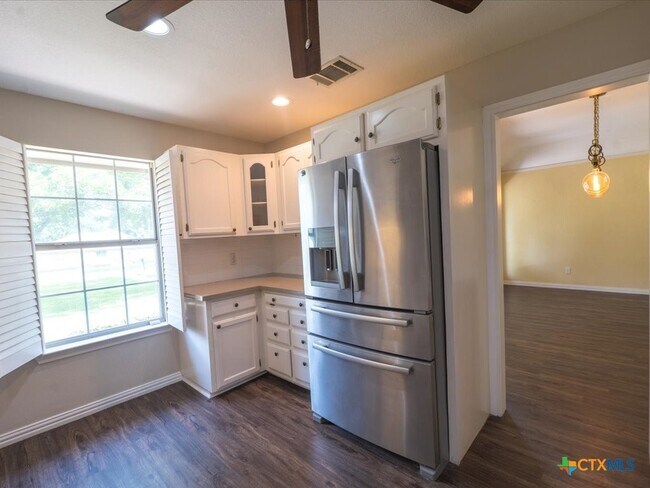 Building Photo - 300 Las Plumas Dr