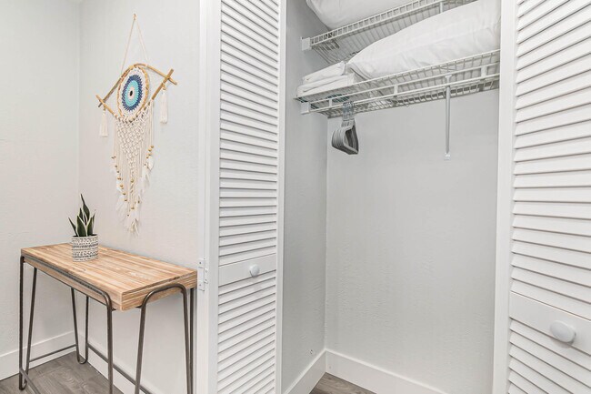 Building Photo - 320 Jamaica Dr