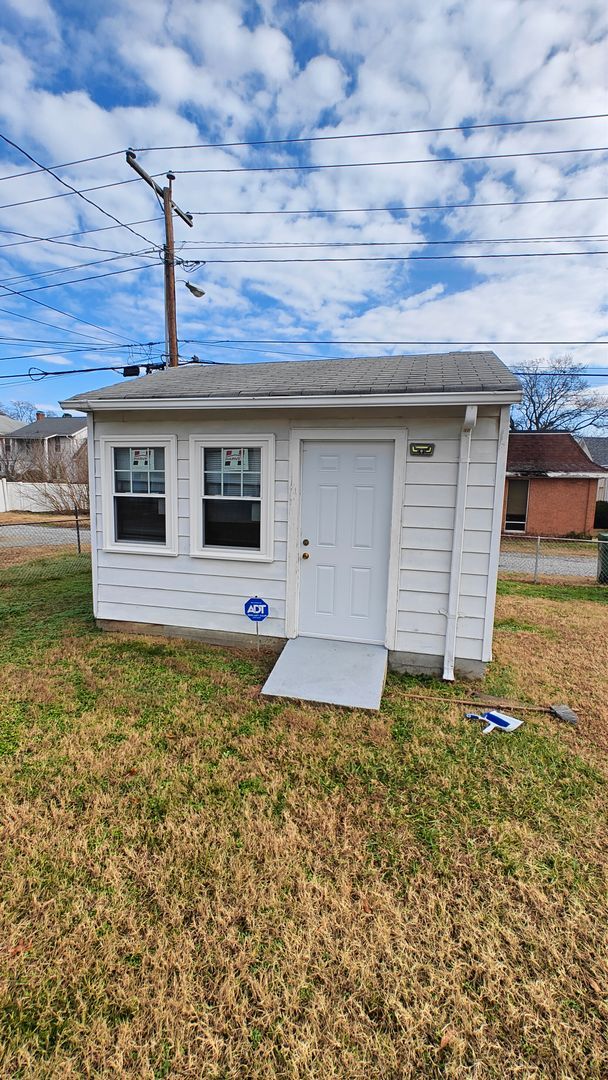 Building Photo - 3 BR / 1 BA Renovated Three Bedroom Ranch-...