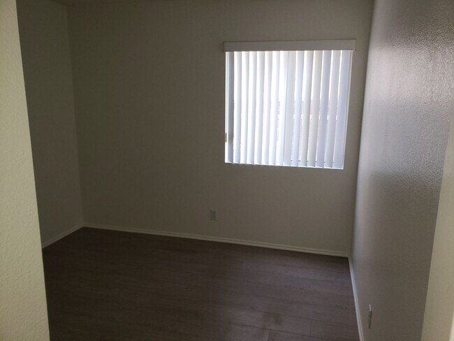 Building Photo - BEAUTIFUL 3 BEDROOM 2 BATH SINGLE STORY HO...