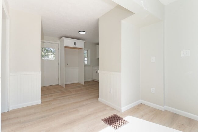 Building Photo - Renovated 2 Bedroom Home!