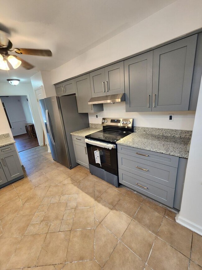 Building Photo - 4 Bedroom Home in Sought Out Neighborhood ...