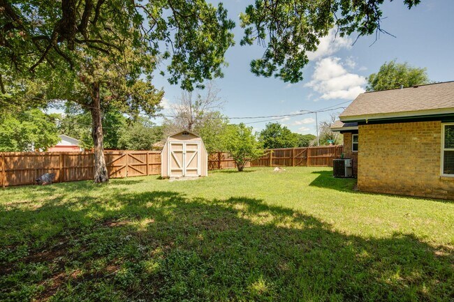 Building Photo - 3000 Longleaf Dr