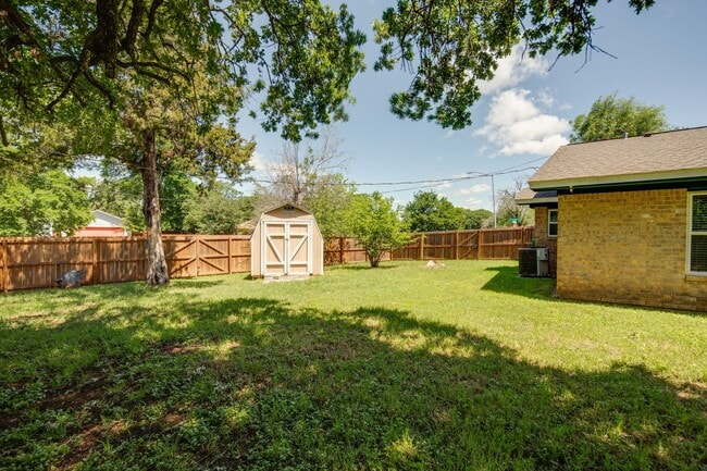 Building Photo - AUGUST PRE-LEASE!  Spacious 3 Bedroom 2 Bathroom House on Corner Lot