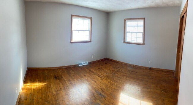 Building Photo - 623 N Belview Ave