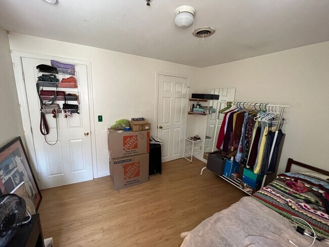 Building Photo - Welcome UNH Students! Prime 2-Bedroom Apar...