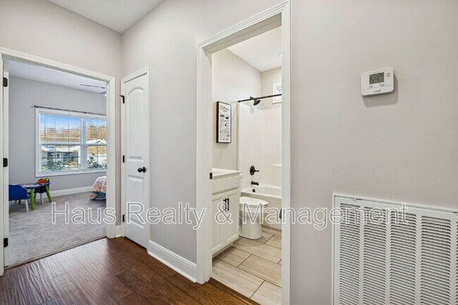 Building Photo - 207 Bedford Ct