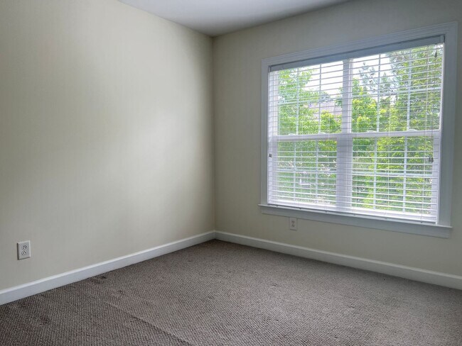 Building Photo - Spacious 3 Bed | 3.5 Bath End Unit Townhom...