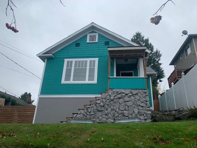 Building Photo - Classic Updated Bungalow.  2 bed with flex...