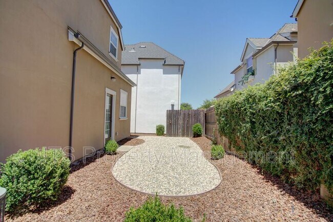 Building Photo - 1349 Piper Pl