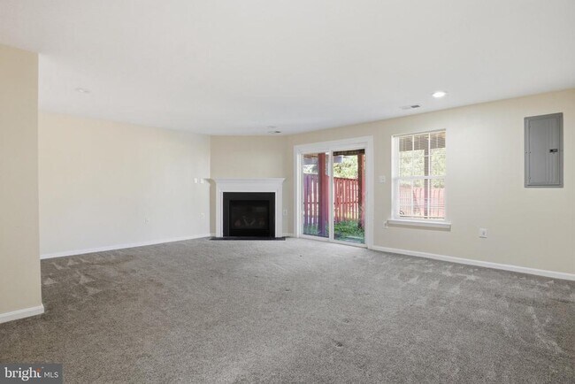 Building Photo - 915 Buttonwood Terrace NE