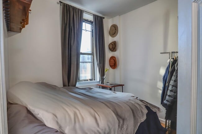 Building Photo - 206 4th St