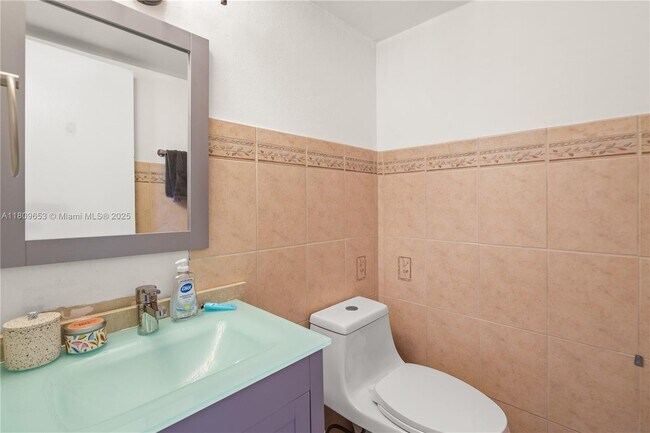 Building Photo - 2457 Collins Ave