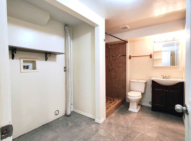 Building Photo - Updated 4 Bd 3 Ba Home in Sandy