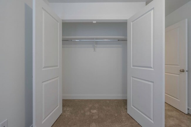Building Photo - Well Maintained, 3 Bedroom and 2.5 Bathroo...