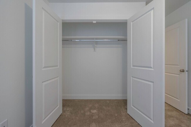 Building Photo - Well Maintained, 3 Bedroom and 2.5 Bathroom Townhome in Desert Color! Internet Included!
